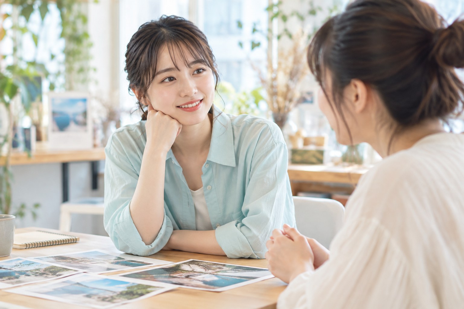 写真を囲み、伝えたい内容を穏やかに相談するイメージ