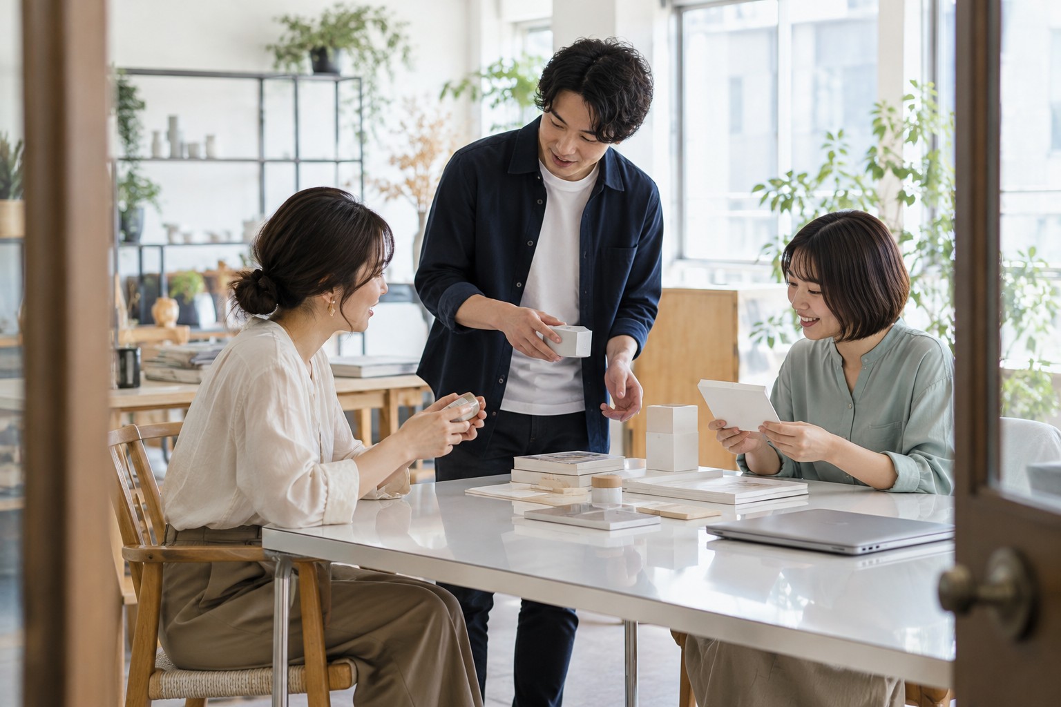 白い会議テーブルでサービスの資料を共有する若い企業チーム