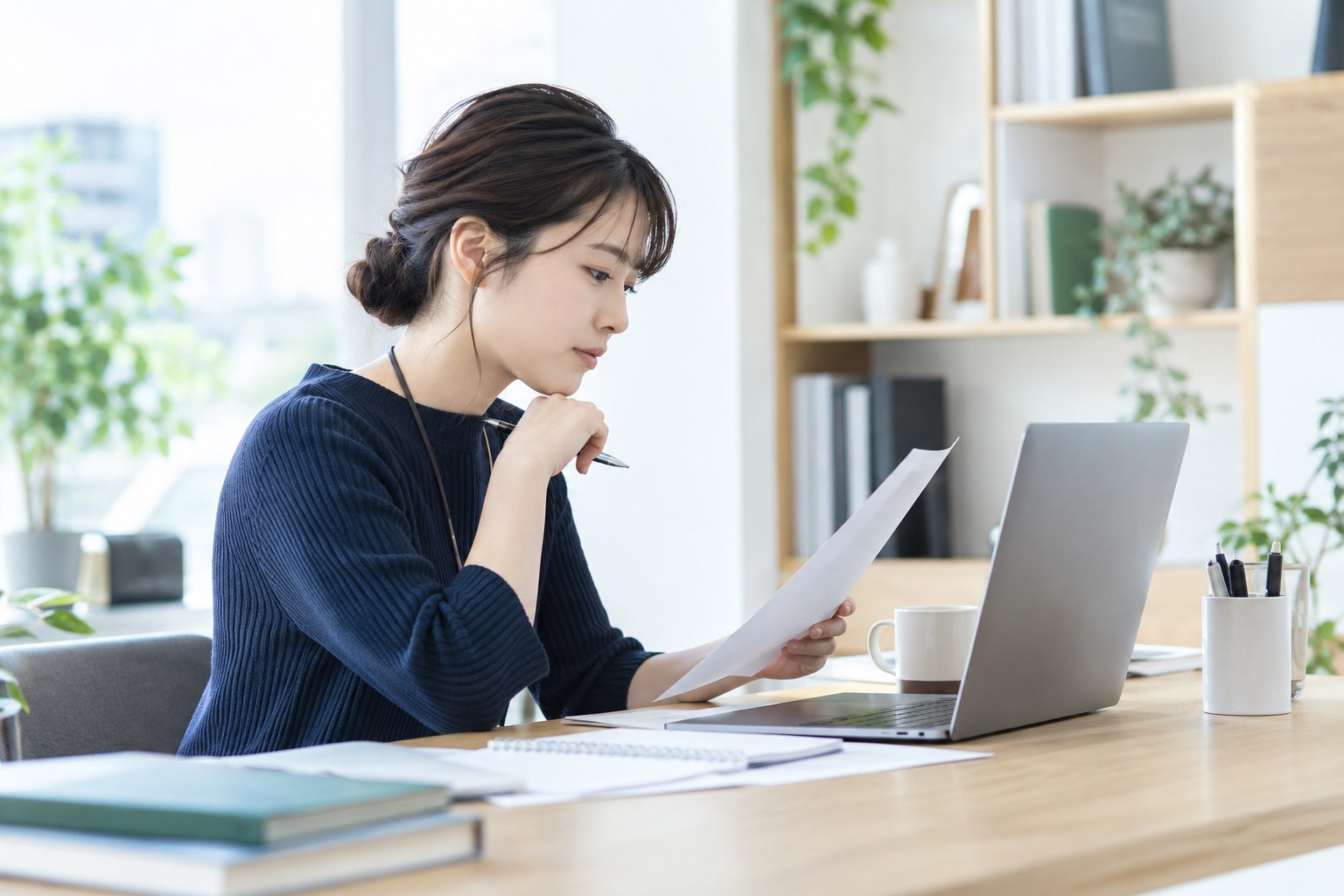 公開前の説明資料を確認する担当者