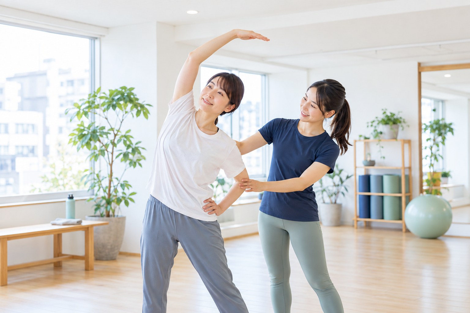 明るいスタジオで、無理のない体験の流れを説明するインストラクター