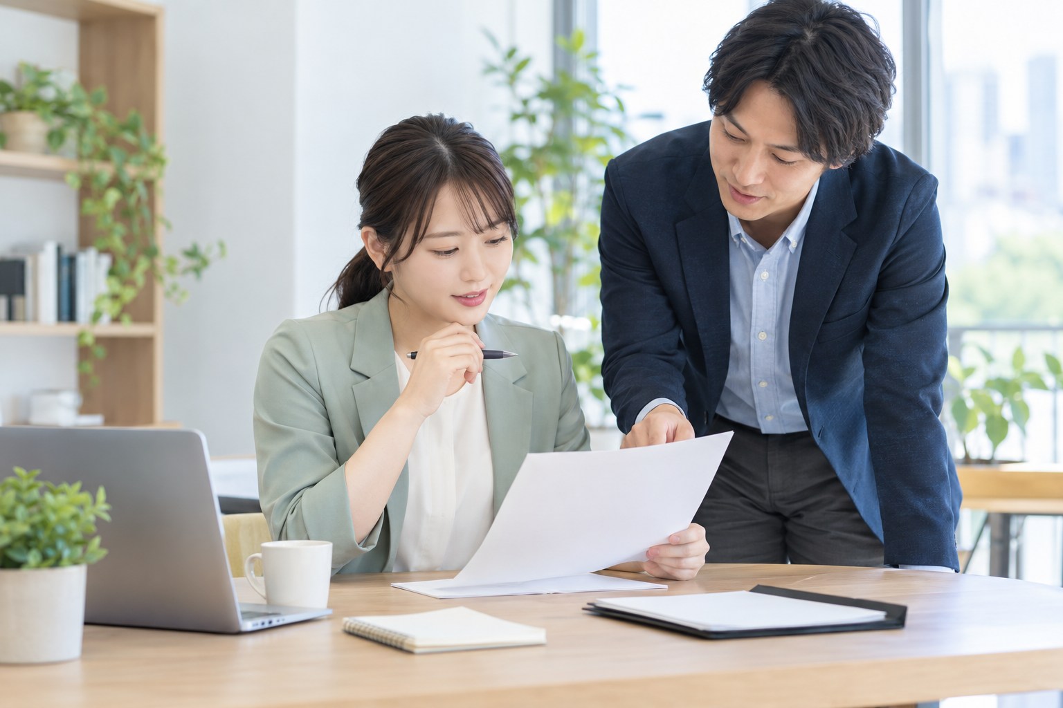 活動報告を公開する前に、掲載内容を確かめる二人