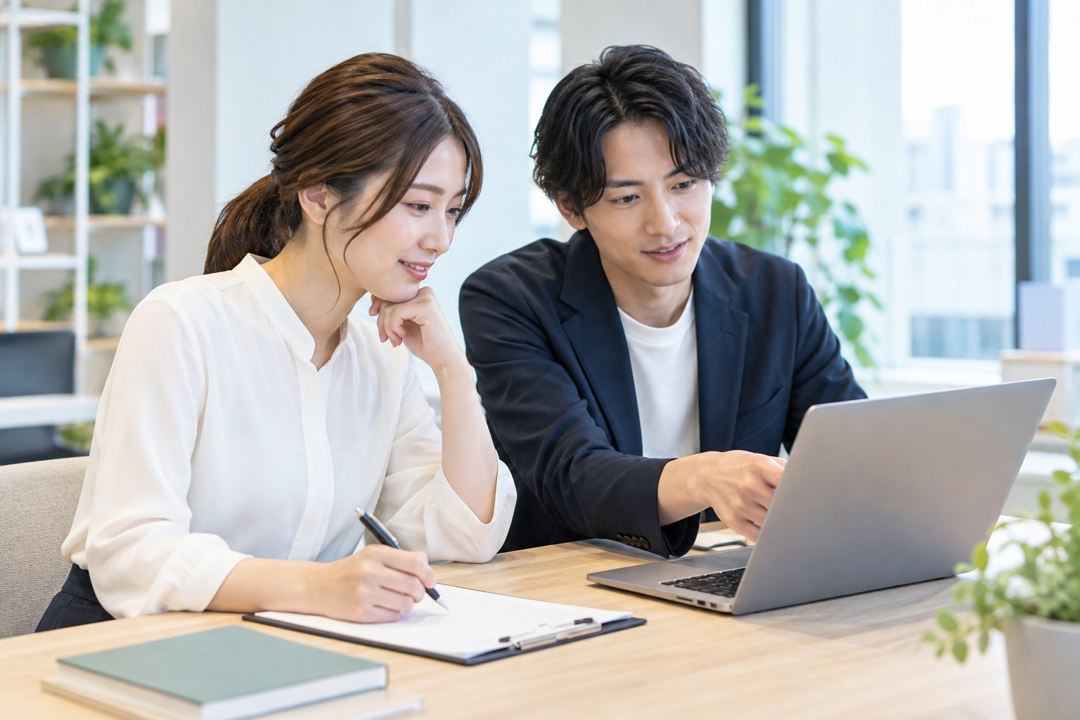 公開する解説の表現と確認項目を整理する二人