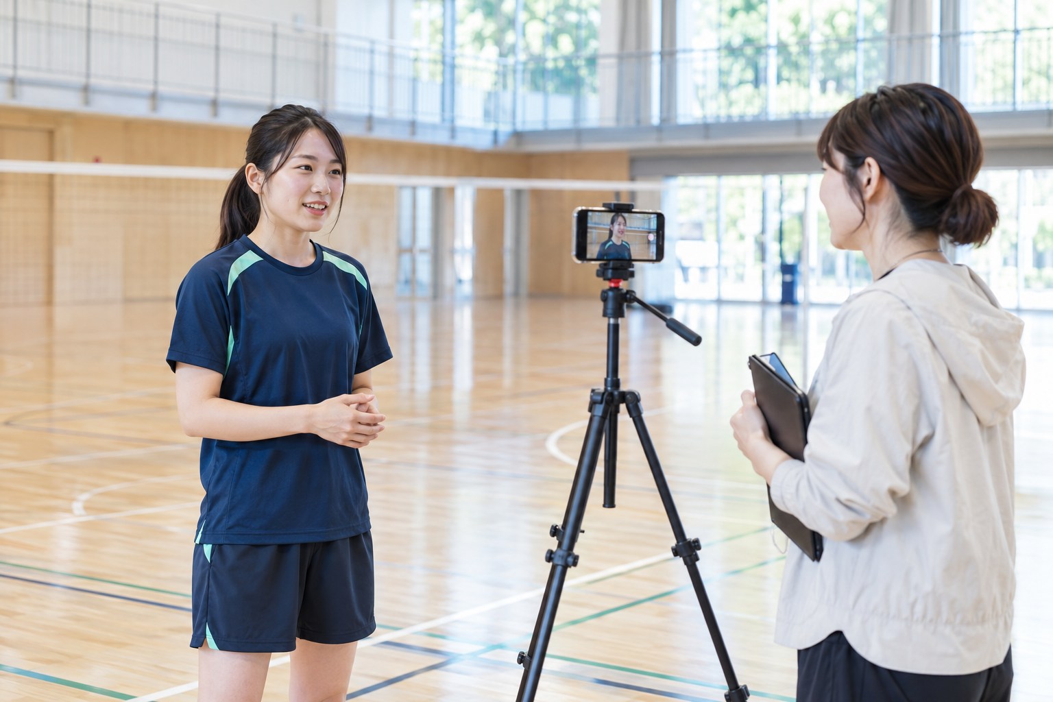 練習後の活動報告に向け、短い動画を準備する二人