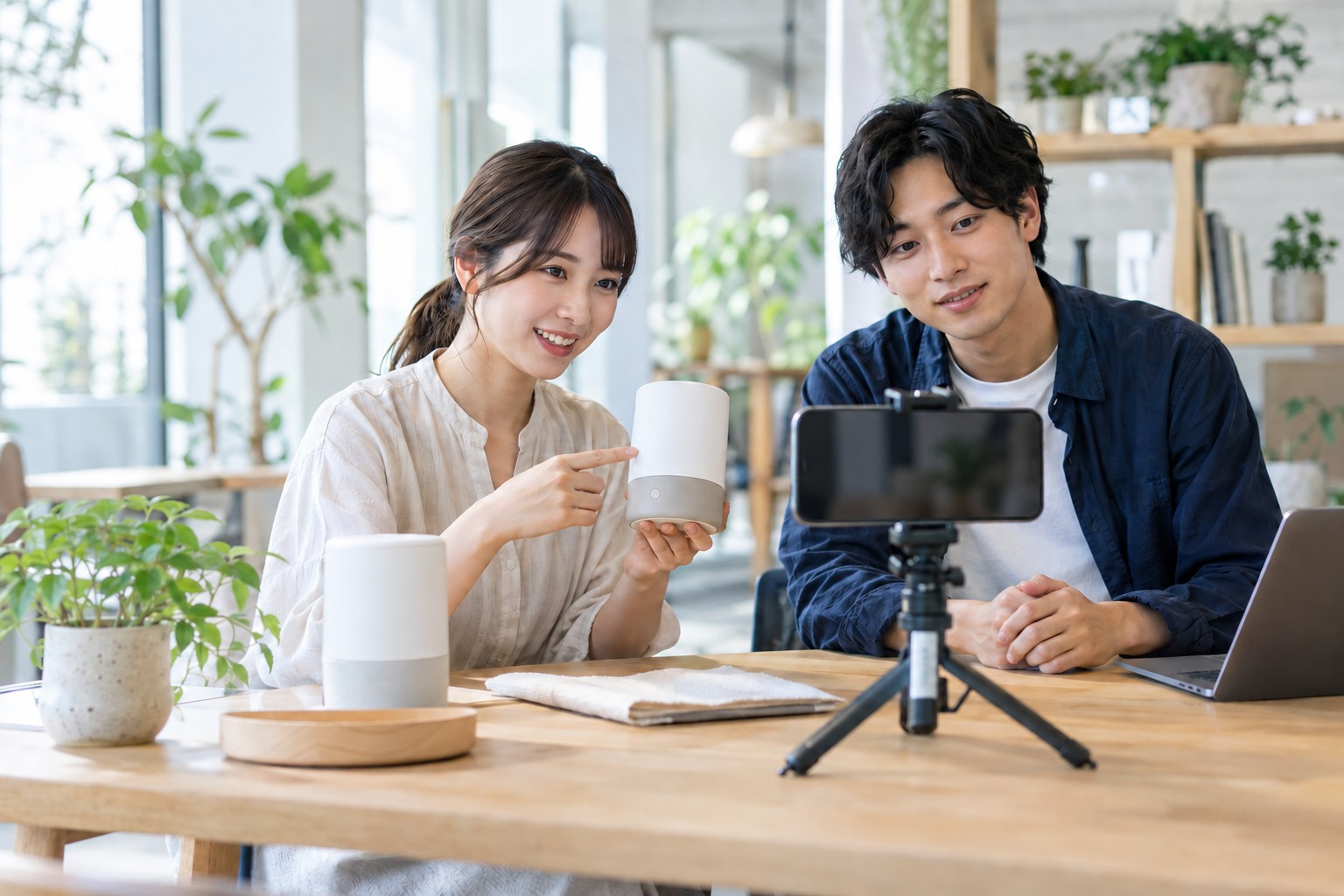 試作品と説明者にスマートフォンを向け、紹介動画を準備する二人