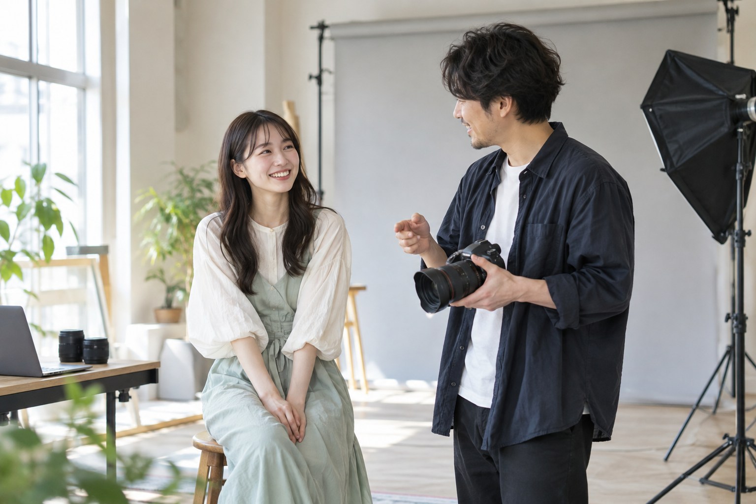 撮影スタジオで、表現したい雰囲気を相談するモデルと撮影担当者