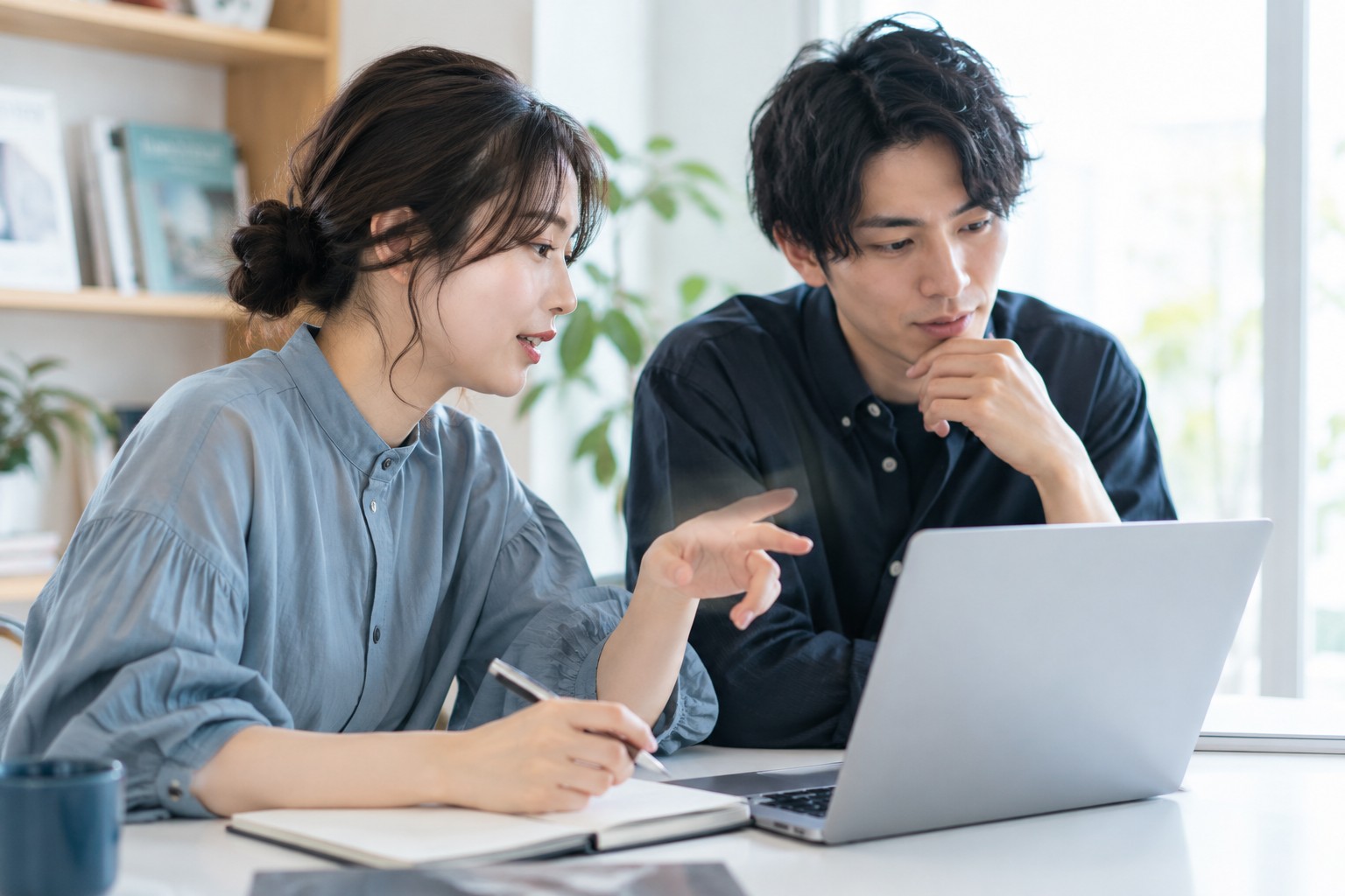 明るい作業室でサービスの操作を検討するIT担当者