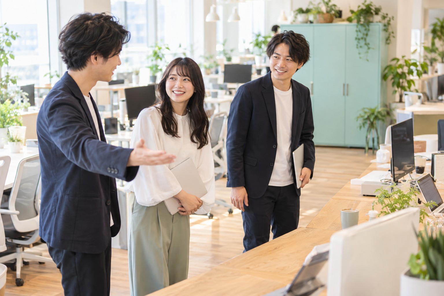 明るい職場で新しく加わった成人メンバーを案内するチーム