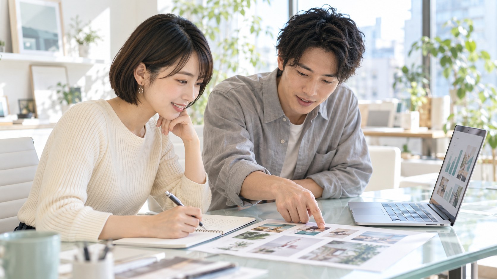 ノートと投稿資料を見比べ、パソコンで反応を振り返る2人