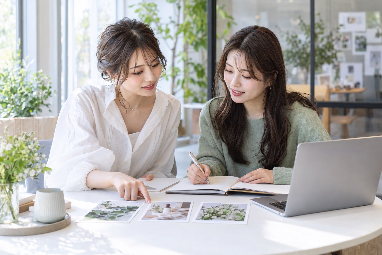 投稿見本とノートを見ながら、担当する業務を相談する二人