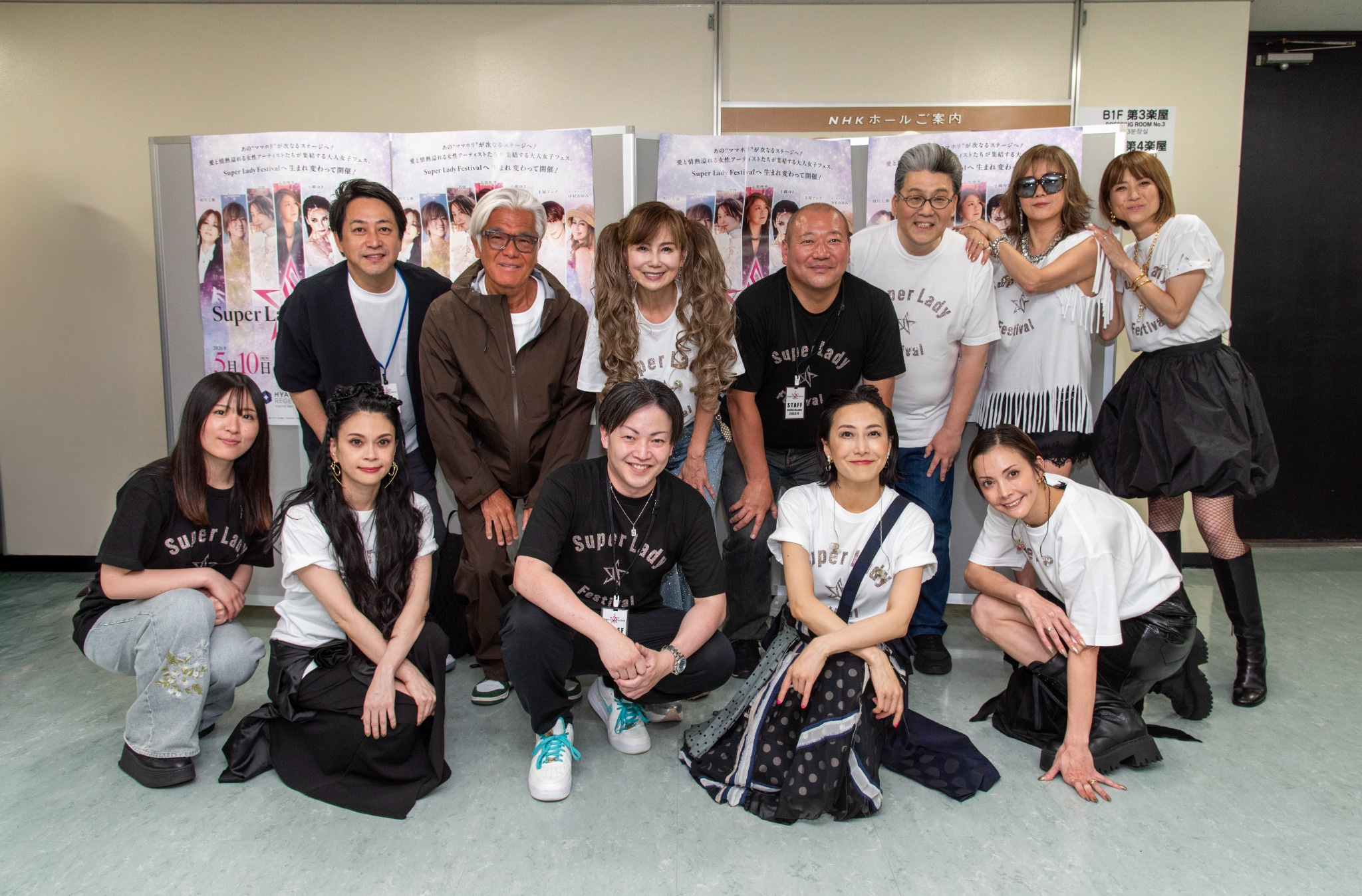 Super Lady Festival 2026の会場で、イベントポスターを背に並んだ集合写真